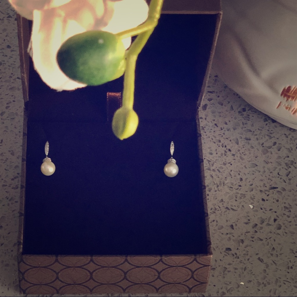 Silver hook pearl earrings